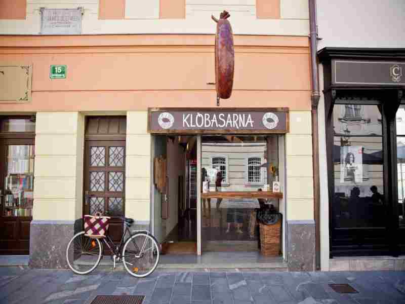 Kranjska kobasica, domaće juhe i variva, štrukli – Ljubljana, Slovenija